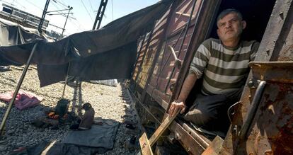 Un hombre en el interior de un vagón de tren abandonado en el campo de refugiados e inmigrantes de Idomeni, Grecia.