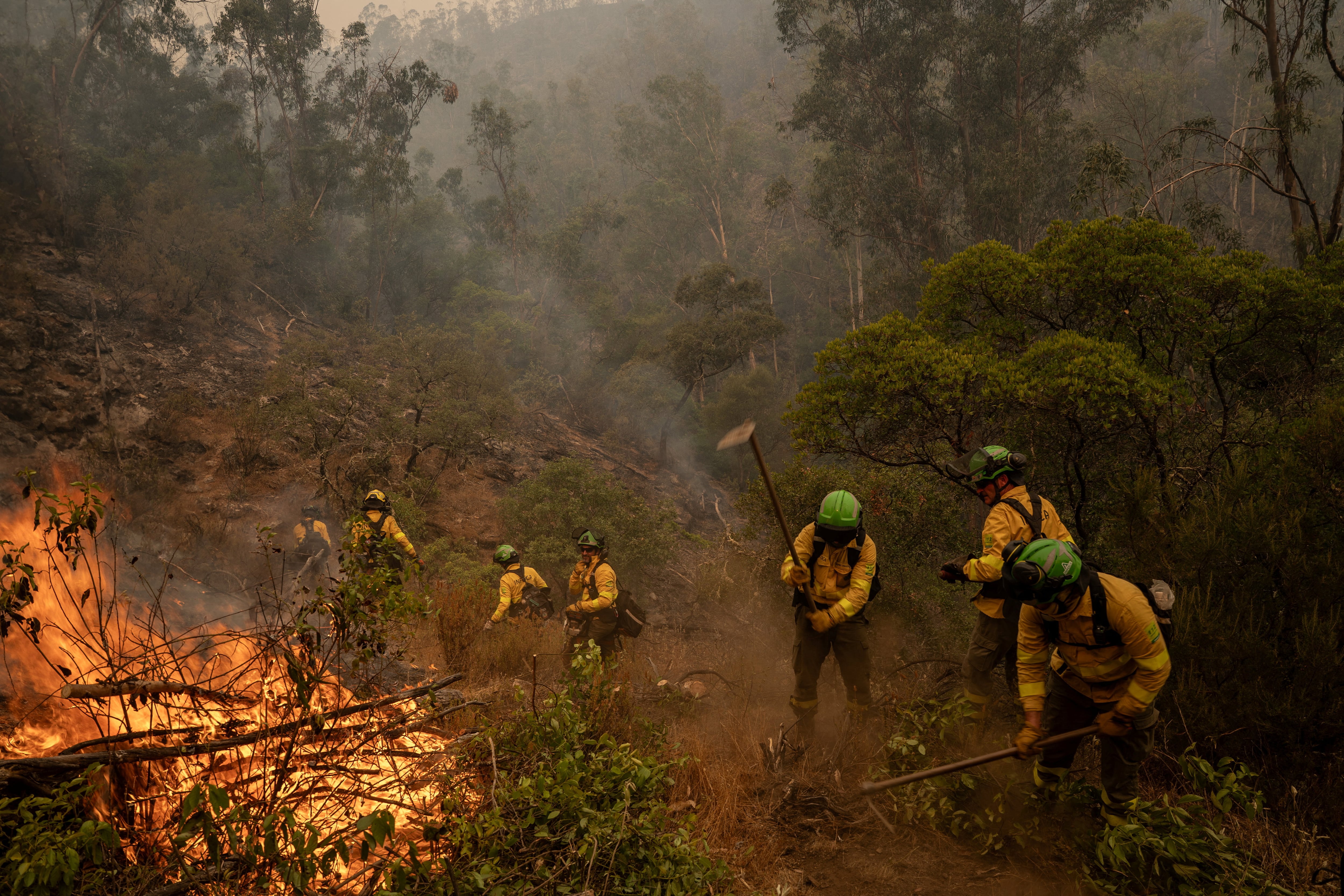 La complejidad sigue marcando el fuego de Niebla (Huelva), tras una noche “más favorable”