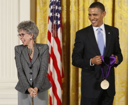 El presidente de EE UU, Barack Obama, y la actriz Rita Moreno, durante la entrega de las Medallas Nacionales de las Artes.