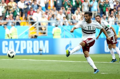 El jugador mexicano Carlos Vela marca el primer gol de México.