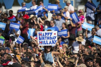 Una joven simpatizante de Hillary Clinton sujeta una pancarta deseándole feliz cumpleaños a la canditata demócrata, en un acto de campaña el 26 de octubre, en Tampa, Florida (EE UU).