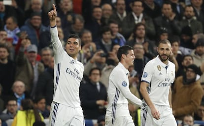 Casemiro celebra su gol, tercero del Madrid, junto a James y Benzema.