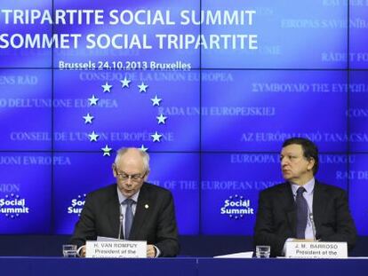 La presidenta lituana, Dalia Grybauskaite; el presidente del Consejo Europeo, Herman Van Rompuy, y el presidente de la Comisi&oacute;n Europea (CE), Jos&eacute; Manuel Durao Barroso, ofrecen una rueda de prensa tras la cumbre social tripartita previa al Consejo Europeo.