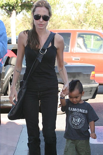 En los 70 los Ramones marcaron la moda, hoy el hijo de Angelina Jolie se declara un fan de la banda y de su ropa.