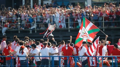 Los jugadores y cuerpo técnico del Athletic Club celebran con la mítica gabarra en la ría de Bilbao.
