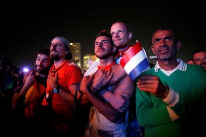 Seguidores de Eurovisión ven una pantalla gigante el festival de 2019 en una playa de Tel Aviv en Israel.