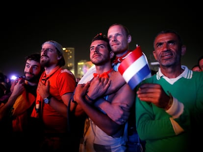 Seguidores de Eurovisión ven una pantalla gigante el festival de 2019 en una playa de Tel Aviv en Israel.