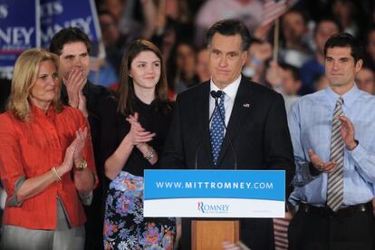 El precandidato republicano a la presidencia, Mitt Romney (c), pronuncia un discurso ante sus seguidores el pasado 21 de enero de 2012, en Columbia, Carolina del Sur (EE.UU.).