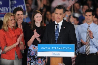 El precandidato republicano a la presidencia, Mitt Romney (c), pronuncia un discurso ante sus seguidores el pasado 21 de enero de 2012, en Columbia, Carolina del Sur (EE.UU.).