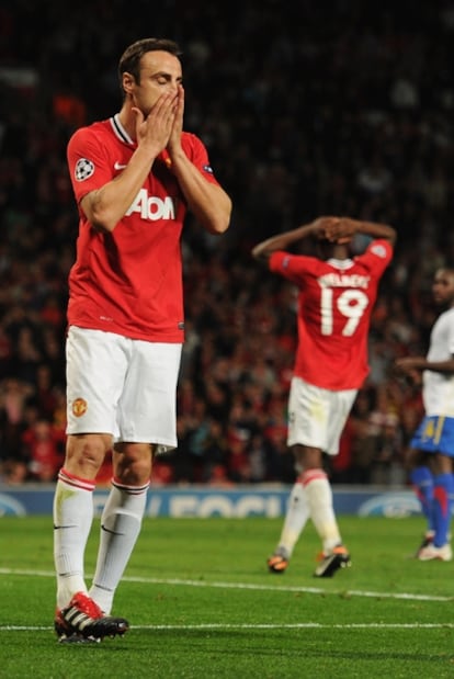 Berbatov se lamenta durante el partido ante el Basilea.