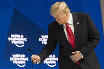 El presidente de EE UU, Donald Trump, ajusta el micrófono antes de intervenir en Davos. (Laurent Gillieron/Keystone via AP)