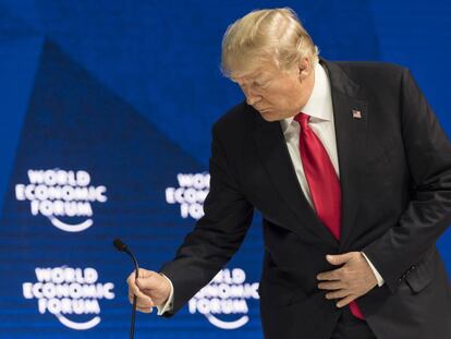 El presidente de EE UU, Donald Trump, ajusta el micrófono antes de intervenir en Davos. (Laurent Gillieron/Keystone via AP)