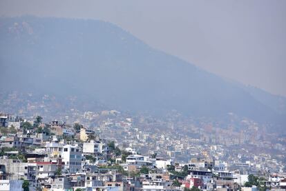 Vecinos de la colonia Santa Cecilia advirtieron que el fuego provocado por los incendios que comenzaron la tarde de este miércoles, se acercaba a las viviendas, lo que ha provocado que este jueves suspendieran las clases ante el fuerte humo que ha llegado a la zona baja del balneario de Acapulco.