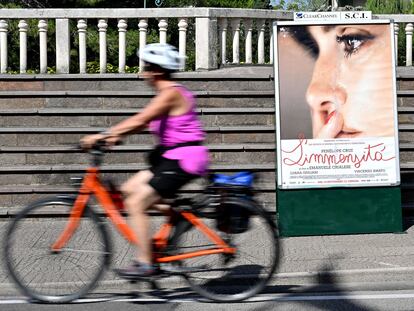 Cartel de la película 'L’immensità', protagonizada por Penélope Cruz, en una calle de Venecia en vísperas de la inauguración del festival de cine.