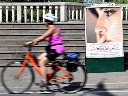 Cartel de la película 'L’immensità', protagonizada por Penélope Cruz, en una calle de Venecia en vísperas de la inauguración del festival de cine.