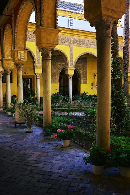 Patio principal y eje central del palacio de las Dueñas, una de las primeras construcciones renacentistas de la capital andaluza.