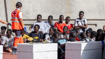 Un grupo de migrantes a su llegada al puerto de La Estaca en el Hierro, el 1 de octubre.