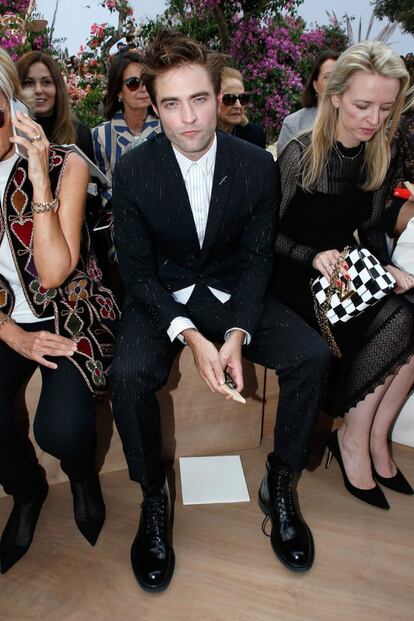 El actor Robert Pattinson es embajador de la colección de hombre de Christian Dior, y, como tal, ha sido uno de los invitados de la marca a su desfile de alta costura en París.