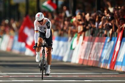 El alemán Tony Martin celebra su tercer mundial.
