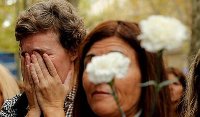 Un grupo de concentrados ante la Escola Pia del barrio de Sant Antoni de Barcelona, durante la jornada de paro del 2 de octubre. 