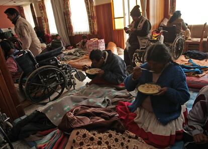 Un grupo de discapacitados hace una parada este mi&eacute;rcoels 22 de febrero en el hospital de El Alto (Bolivia) antes de llegar a La Paz. 