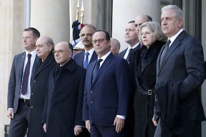 Francois Hollande al costat dels ministres d'Interior Jorge Fernández Díaz, Bernard Cazeneuve, Eric Holder, Teresa May, i el comissari europeu per a assumptes externs Dimitris Avramopoulos.