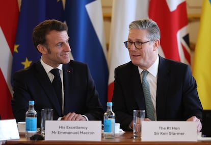 El presidente francs, Emmanuel Macron (a la izquierda), y el primer ministro britnico, Keir Starmer, el domingo en Londres.