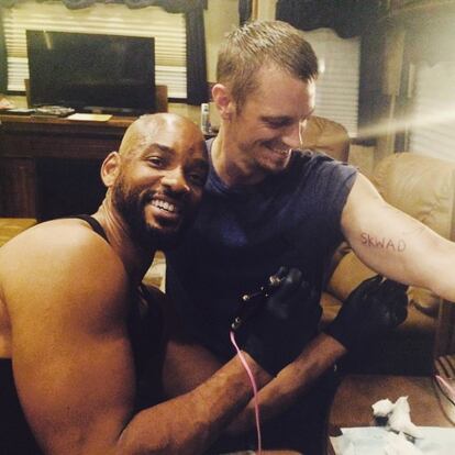 Varios miembros del equipo de la película ‘Escuadrón suicida’ decidieron hacerse tatuajes a juego. Will Smith tatuó a su compañero de reparto Joel Kinnaman con las iniciales SKWAD.