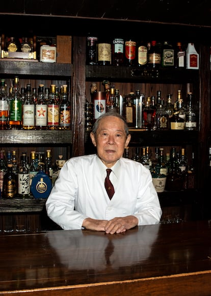 El señor Akio Watanabe tras la barra de su bar Est! en Tokio.  