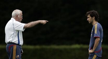 Luis Aragonés, junto a Raúl, en un entrenamiento del Mundial de 2006.