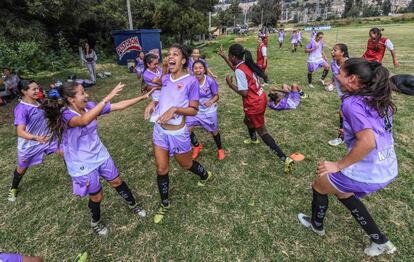 El equipo de fútbol femenino Patriotas corre durante un entrenamiento en Tunja, Boyaca (Colombia).