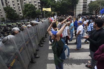 Maduro, ao declarar o estado de emergência, levou ao limite os seus adversários, que controlam quase em vão a Assembleia Nacional desde janeiro.