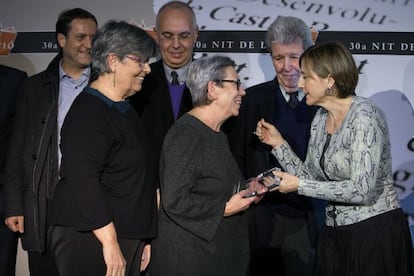 Carme Forcadell (d) entrega a Rosa Mora (c) el premio. 