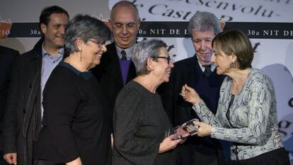 Carme Forcadell (d) entrega a Rosa Mora (c) el premio.