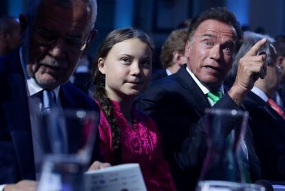 El exgobernador de California, Arnold Schwarzenegger, junto a la activista climtica sueca Greta Thunberg y el presidente austriaco, Alexander Van der Bellen, durante la Cumbre Mundial Austriaca R20 celebrada en Viena (Austria).