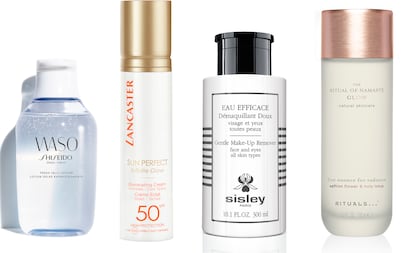 Desde la izda., Fresh Jelly Lotion Waso, de Shiseido (33€); Sun Perfect Infinite Glow SPF 50, de Lancaster (48,10€); Eau Efficace Démaquillant Doux, de Sisley (96€); y First Essence for Radiance, de Rituals (24,5€).