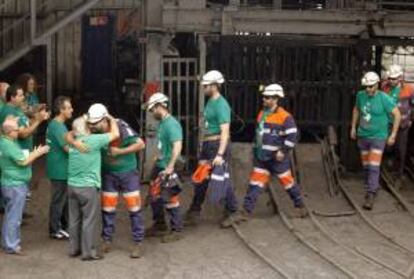 Mineros del pozo San Nicolás, en la localidad asturiana de Mieres, abandonan el encierro en el que estaban en protesta por el recorte de las ayudas al carbón. EFE/Archivo