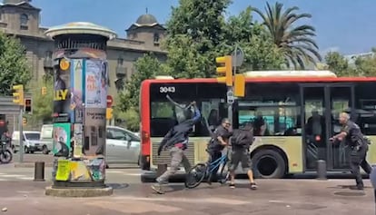 Moment en què Sidil M. ataca amb la branca d'un arbre a l'agent de la Guàrdia Urbana.