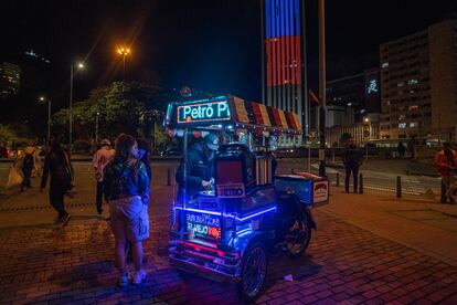 Un vendedor de comida ambulante en las calles de Bogotá, que adornó su carro en apoyo del candidato de izquierda, Gustavo Petro, fotografiado la noche en que fue anunciado su triunfo en la primera vuelta de las elecciones presidenciales.