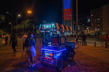 Un vendedor de comida ambulante en las calles de Bogotá, que adornó su carro en apoyo del candidato de izquierda, Gustavo Petro, fotografiado la noche en que fue anunciado su triunfo en la primera vuelta de las elecciones presidenciales.