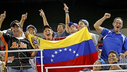 Aficionados venezolanos durante un partido de béisbol.