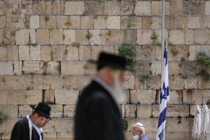 Bandera israelí a media asta frente al Muro de las Lamentaciones, en Jerusalén, este domingo.