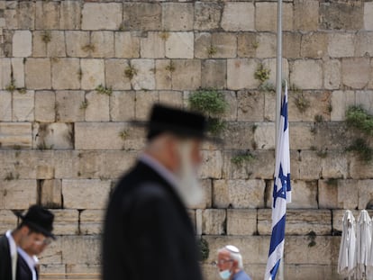 Bandera israelí a media asta frente al Muro de las Lamentaciones, en Jerusalén, este domingo.