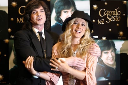 El cantante con Marta Sánchez, durante la entrega del disco de diamante por álbum 'Camilo Sesto número 1'.