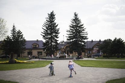 Dos niños juegan en un céntrico parque de Janów Lubelski.