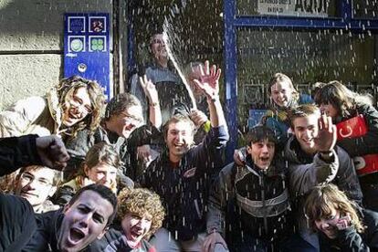 Vecinos de la localidad barcelonesa de Vic festejan con cava el primer premio del sorteo de Navidad, frente a la administración número 3, en la calle de Manlleu.