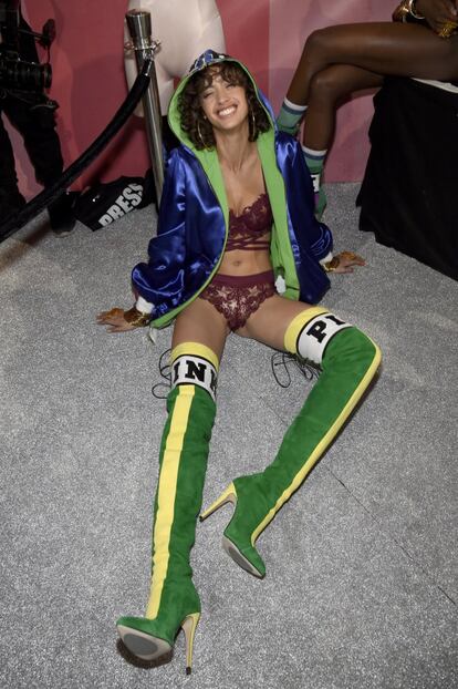 La modelo Alanna Arington posa sonriente en el suelo del 'backstage' del Mercedes-Benz Arena del Victoria's Secret Fashion Show 2017 en Shanghái.