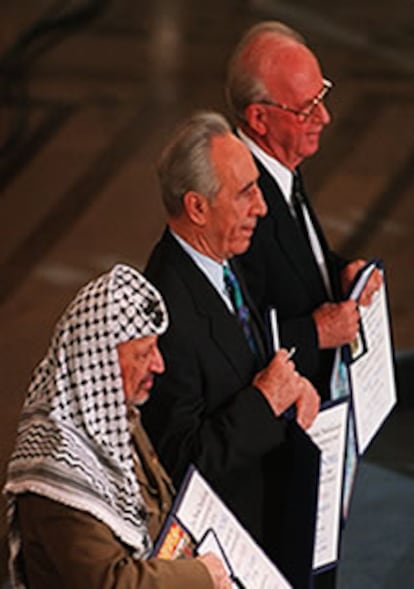 El líder de la OLP, Yasir Arafat, el ministro de Asuntos Exteriores israelí, Simon Peres y el primer ministro de Israel, Isaac Rabin, reciben el premio Nobel de la Paz el 10 de diciembre de 1994 "por sus esfuerzos para alcanzar la paz en Oriente Próximo". Las reacciones no se hicieron esperar. Por un lado, todos los partidos de Israel, desde el Likud hasta el Partido Nacional Religioso, calificaron la decisión de "vergonzosa" e "indignante" y además, Kaare Kristiansen, miembro del Comité Nobel, dimitió por estar en desacuerdo con el galardón entregado al presidente palestino, ya que consideraba que "su pasado está demasiado teñido de violencia, de terrorismo y de sangre".