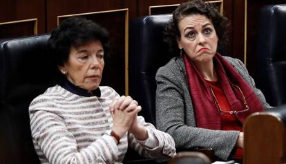 GRAF8700. MADRID, 31/10/2018.- La ministra de Trabajo, Magdalena Valerio (d), la ministra de Educación, Isabel Celaá (i), durante la sesión de control al Gobierno celebrada hoy en el Congreso de los Diputados. EFE/Mariscal