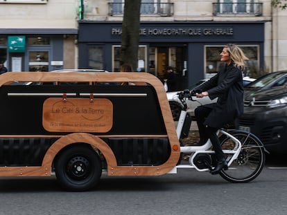 Paris (France), 18/11/2022.- Isabelle Plumereau rides her funeral bicycle, in Paris, France, 18 November 2022 (issued 20 November 2022). After 15 years in the funeral sector, the manager of funeral home 'Le Ciel et la Terre' (lit. Sky and Earth) established the Corbicyclette, a cargo bike to transport coffins in an environmetal-friendly way. (Francia) EFE/EPA/Mohammed Badra
